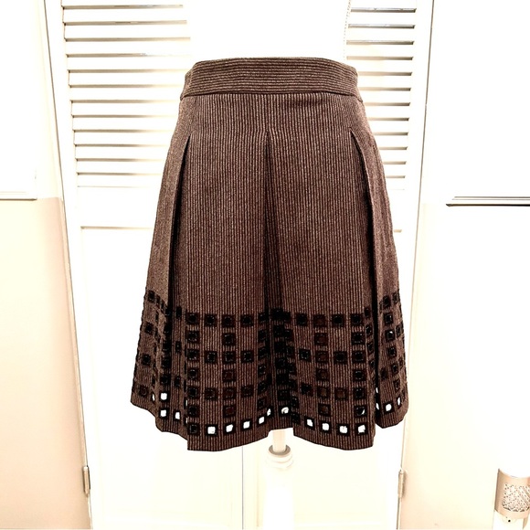 BCBGMAXAZRIA Wool blend skirt with embroidered square cutouts at hem box pleats - Picture 2 of 11